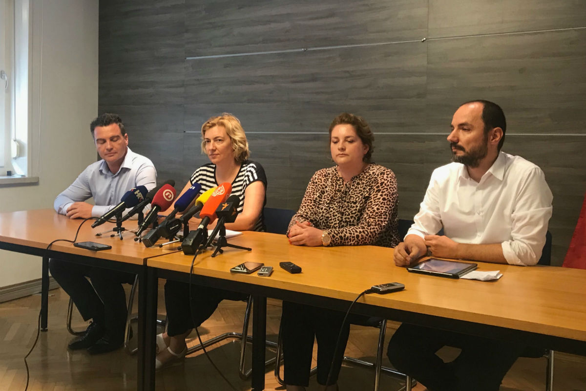 VIDEO SDSS zasad ostaje u vladajućoj koaliciji, zabranili su pitanja novinara