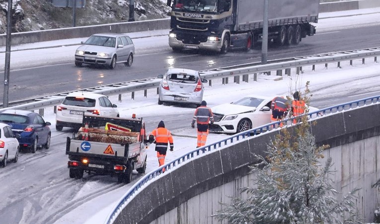 FOTO I VIDEO Snijeg izazvao kaos na cestama kod Splita