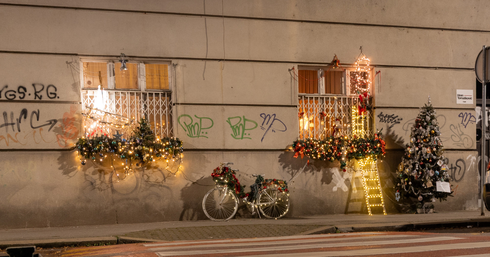 FOTO Pogledajte kako su susjedi u Zagrebu zajedno okitili bor ispred zgrade