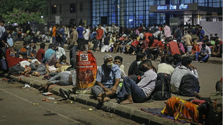U Indiji novi rekord novozaraženih i umrlih, ljudi bježe iz gradova
