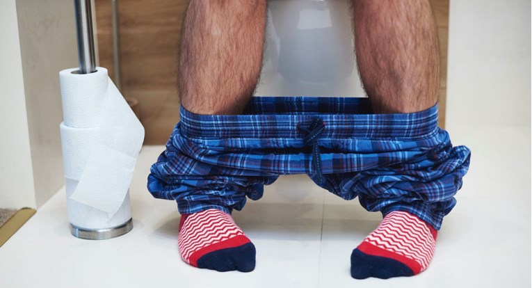 Pitate se zašto muškarci toliko dugo sjede na WC-u? Stručnjaci znaju što možda rade