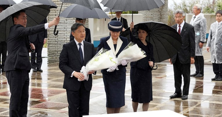 Japanski carski par odao počast poginulima na Iwo Jimi 80 godina nakon bitke