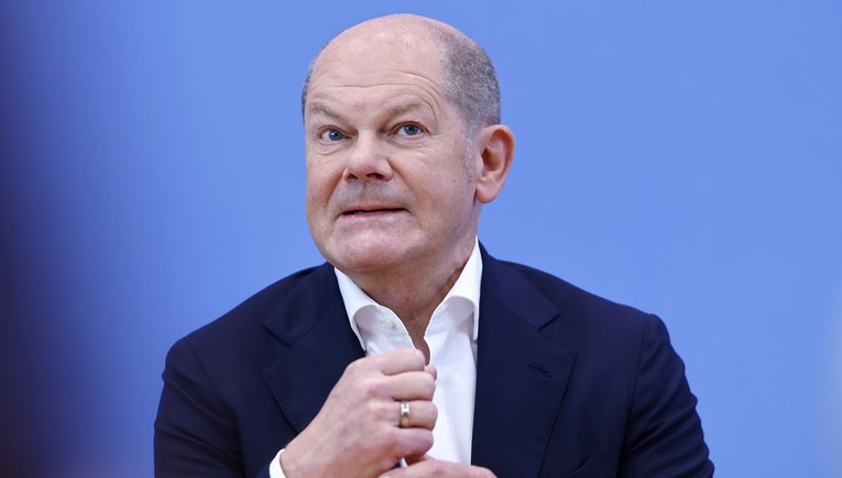 Scholz: Društvene mreže stvaraju "prokletstvo", bolje čitati knjige