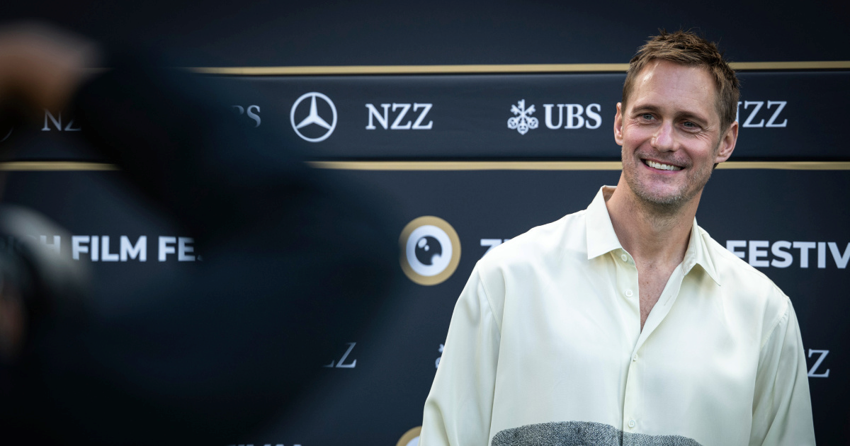 Alexander Skarsgård privukao pažnju u košulji s motivom 18+ igračke