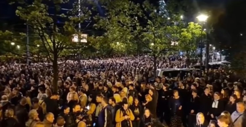 Ovo je Beograd večeras. Hrpa ljudi prosvjeduje ispred Ministarstva prosvjete