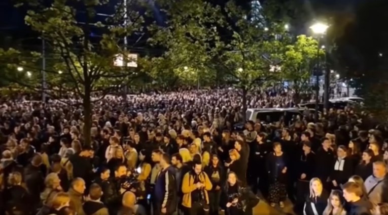 Ovo je Beograd večeras. Hrpa ljudi prosvjeduje ispred Ministarstva prosvjete