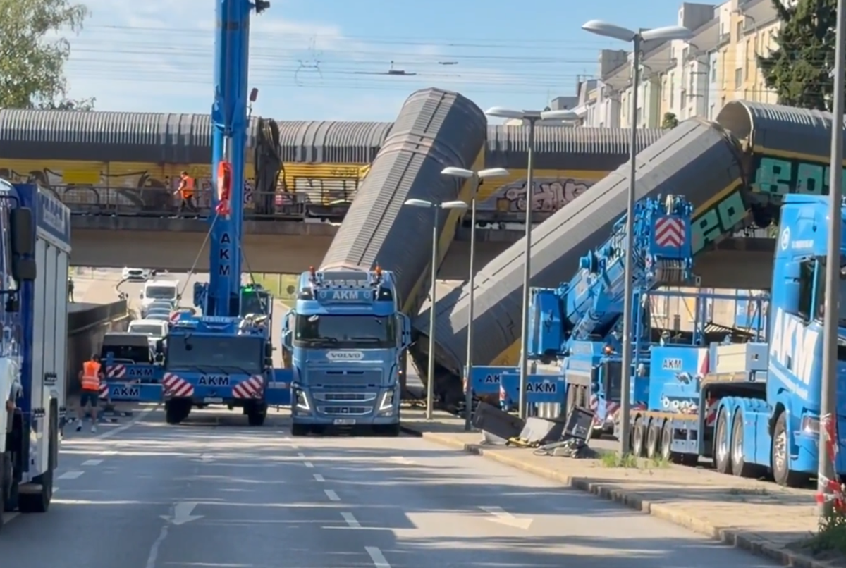 Sudar teretnih vlakova u Münchenu, srušili se na cestu. Jedna osoba poginula