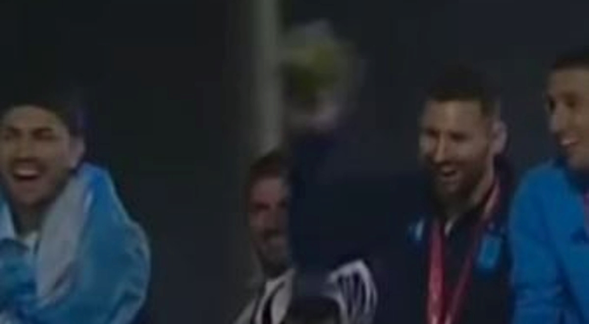 VIDEO Messiju navijači dobacili igračku kojom ismijavaju Mbappea