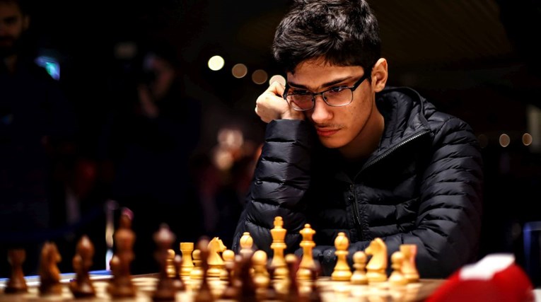 Svjetski prvak u šahu izgubio od 16-godišnjeg Iranca u finalu