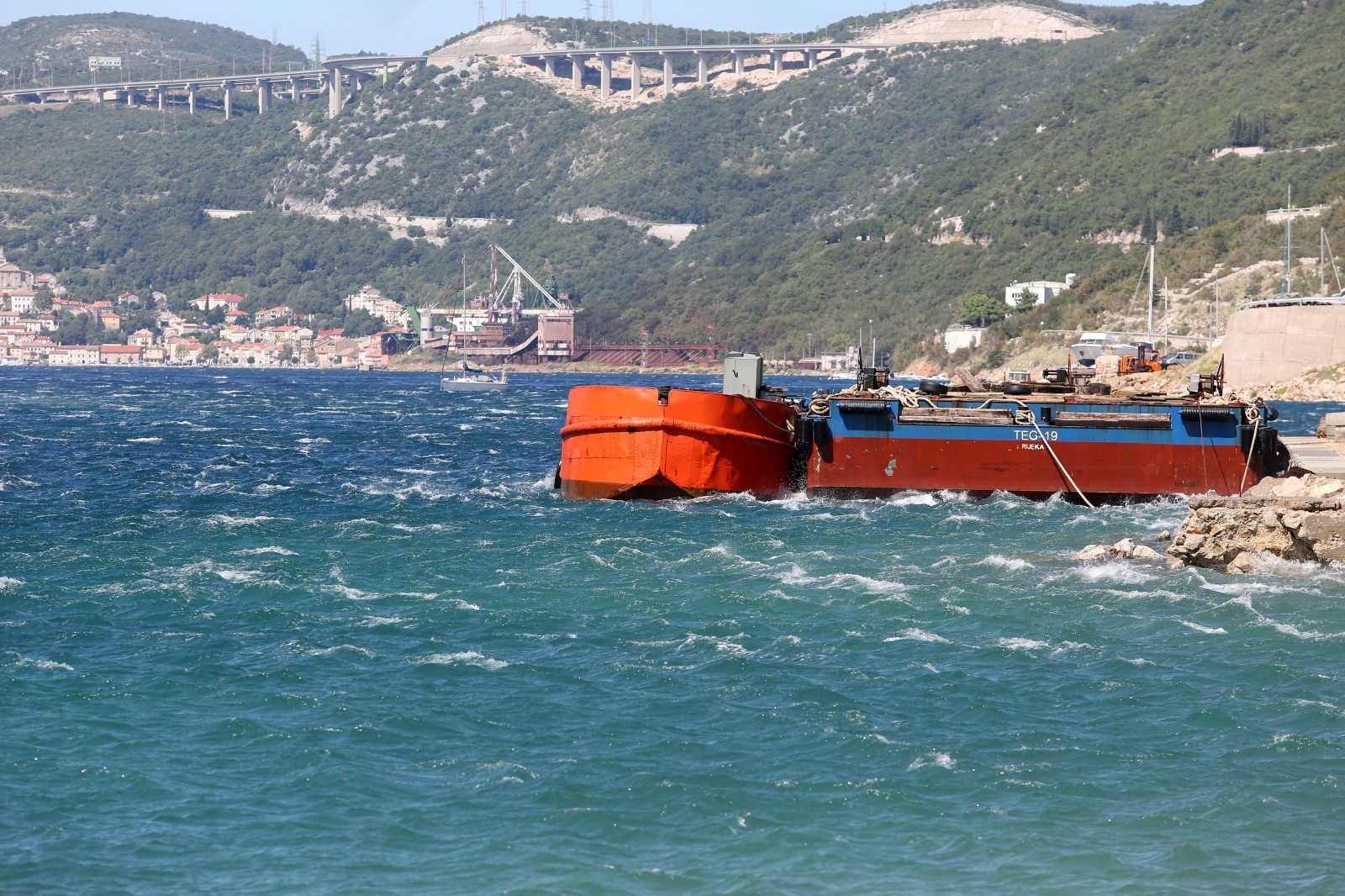 Bura radi velike probleme na magistrali kod Senja, zabranjeno za aute i motore