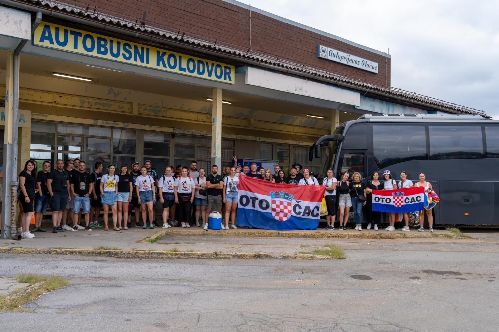 FOTO Puni autobusi iz Otočca krenuli za Zagreb na Thompsonov koncert