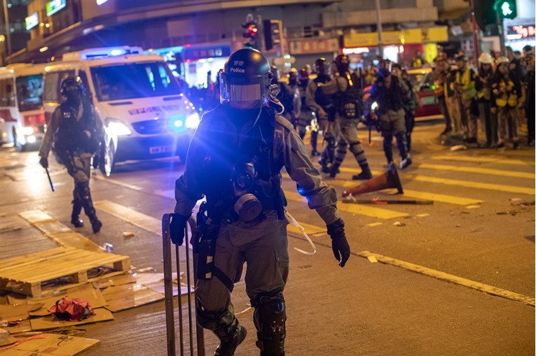 Policija suzavcem rastjerala tisuće prosvjednika u Hong Kongu