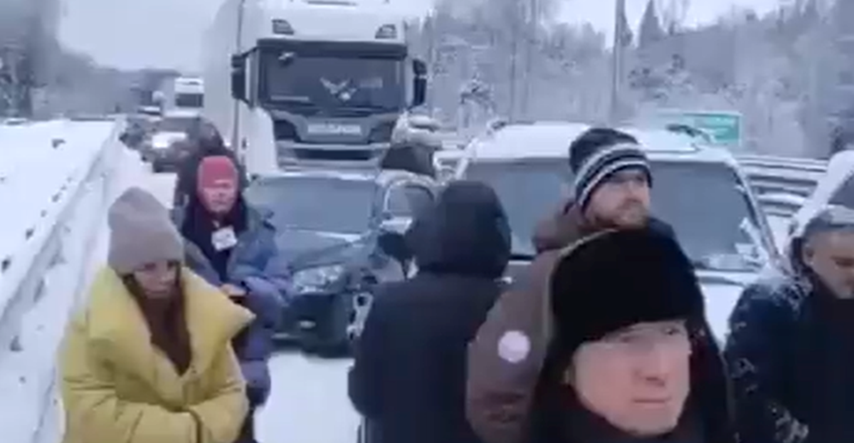 VIDEO Na snijegom zatrpanoj cesti u Rusiji sudarilo se 50 auta. Četiri osobe poginule
