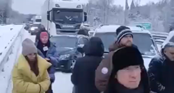 VIDEO Na snijegom zatrpanoj cesti u Rusiji sudarilo se 50 auta. Četiri osobe poginule