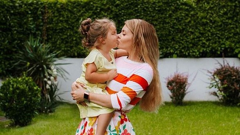 Ellu Dvornik napali jer je poljubila kćer u usta: "Nije prirodno ni normalno"