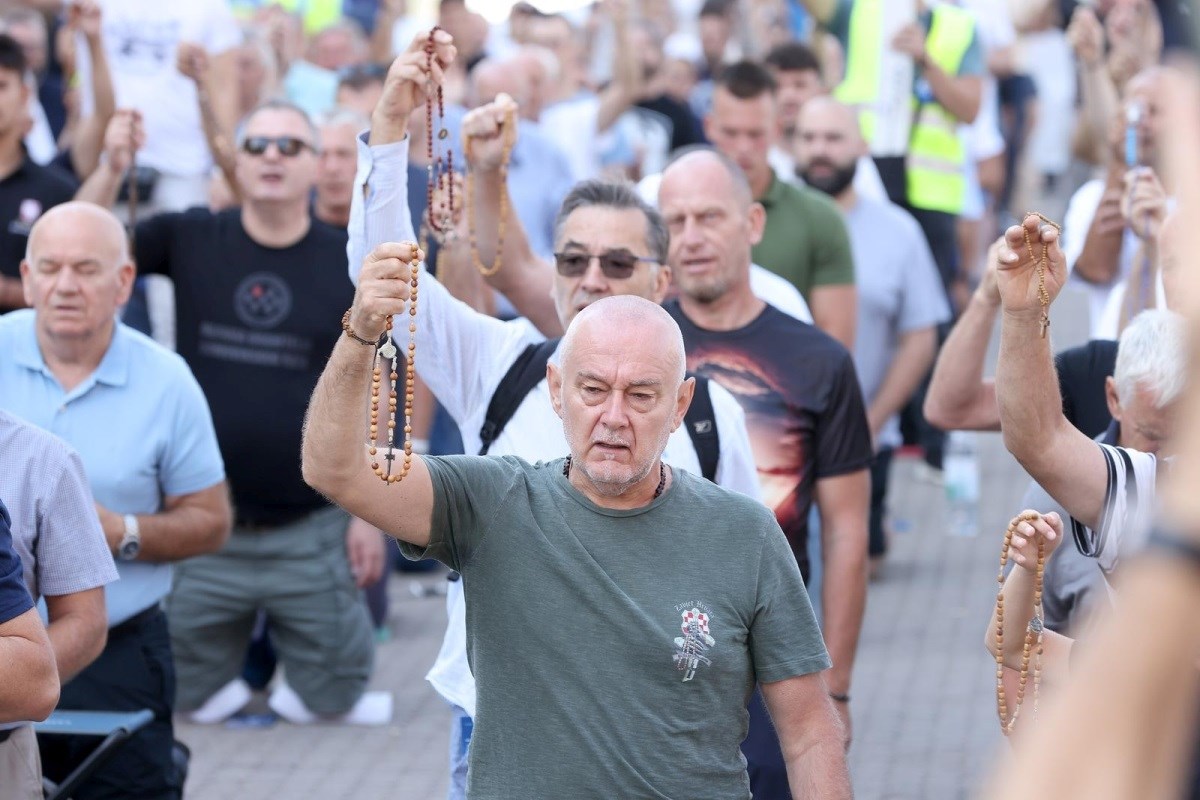 VIDEO Klečavci na glavnom trgu u Zagrebu. Molili za koncert i da ne padne ni kap kiše