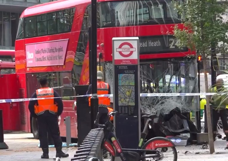 Autobus u Londonu se zabio u pješake, 17 ozlijeđenih