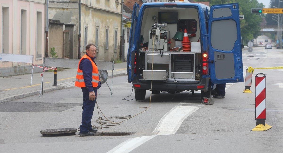 U Karlovcu nakon poplave propala cesta, počele pripreme za sanaciju