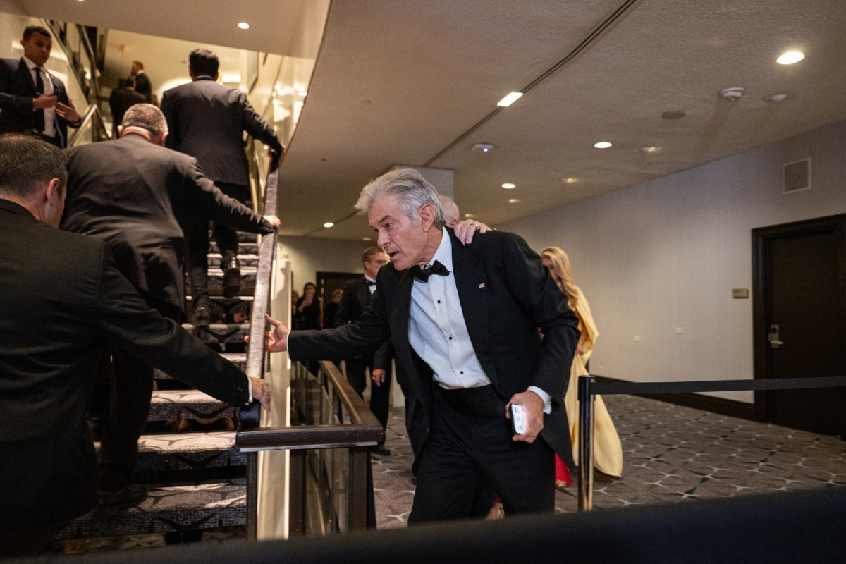 "Na pod": Kako se Trumpova gala večer s novinarima u sekundi pretvorila u kaos