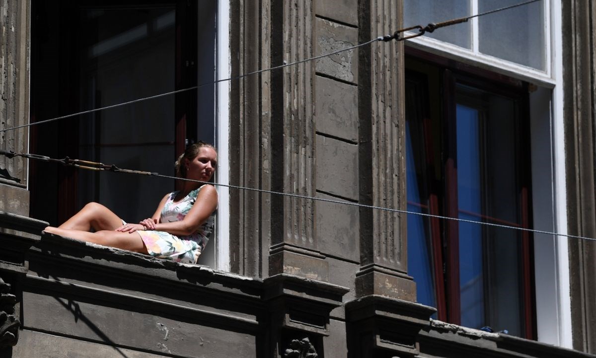 FOTO Kome treba plaža? Zgodna Zagrepčanka sunča se na prozoru s pogledom na Ilicu