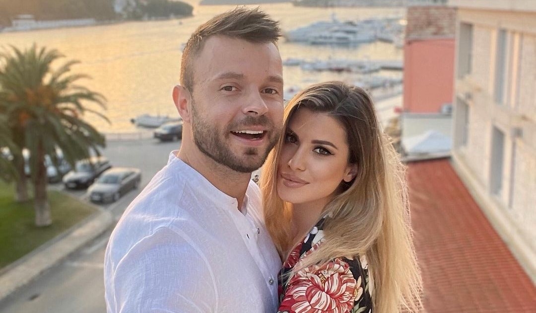 Ecija objavila fotku s broda na kojoj se ljubi s dečkom