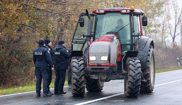 FOTO Poljoprivrednici prosvjeduju. Okupili se pred Ministarstvom, ali i u Slavoniji