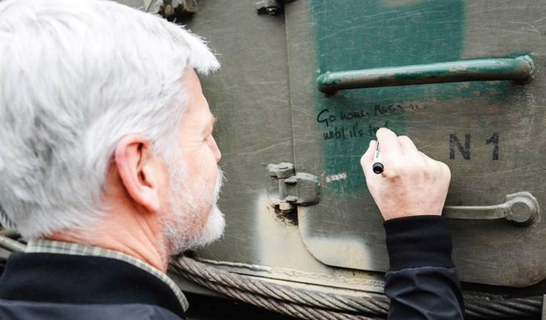 FOTO Češki predsjednik posjetio Dnjepar. Na vojnom vozilu napisao: Rusijo, idi kući! 