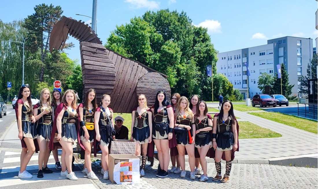 Čakovečki maturanti izradili trojanskog konja i u njemu donijeli poklone u bolnicu