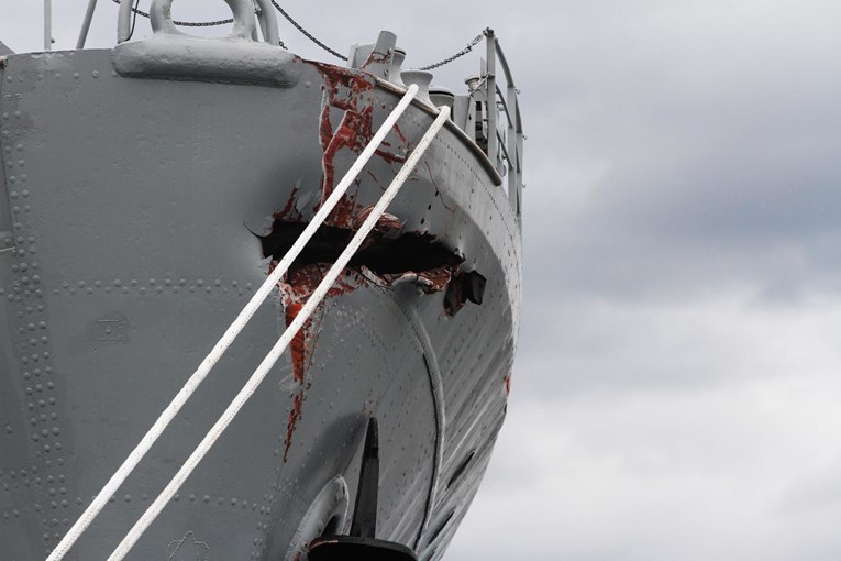 Brod Galeb oštećen u pomorskoj nezgodi u riječkoj luci, pogledajtu rupu na njemu