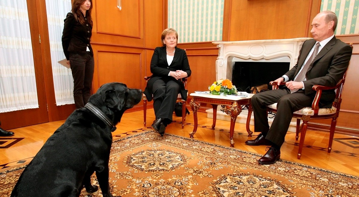 Putin se ispričao Merkel: Angela, oprostite. Nisam znao da se bojite pasa