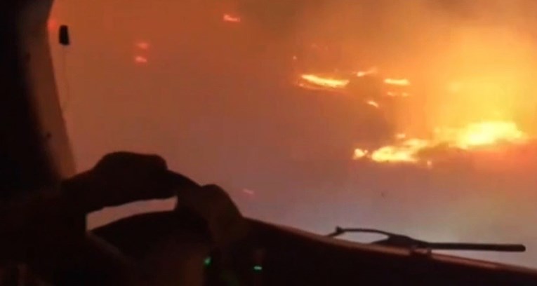 VIDEO Američki vatrogasci objavili snimku vožnje usred jakih požara u Kaliforniji