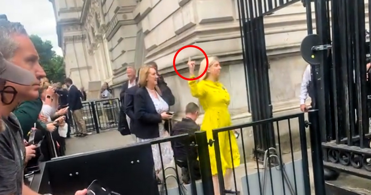 VIDEO Nova britanska ministrica obrazovanja prosvjednicima pokazala srednji prst