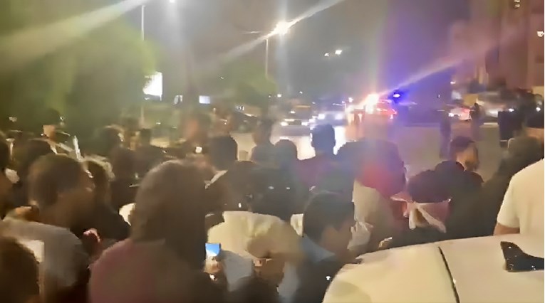 VIDEO Deseci ljudi se silom pokušali probiti u izraelsku ambasadu u Jordanu