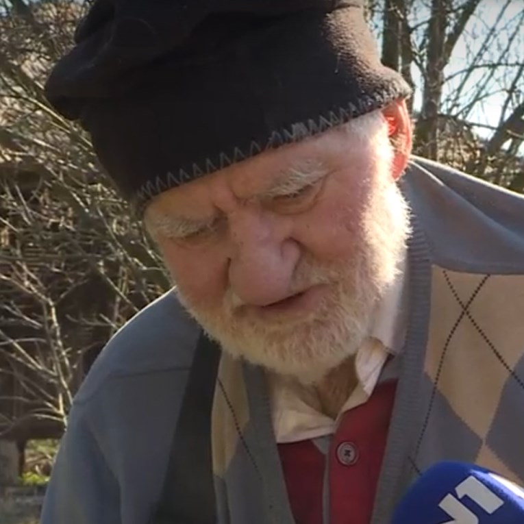 76-godišnjak u Srbiji pješačio 30 kilometara sa studentima. "Kupili su mi tenisice"