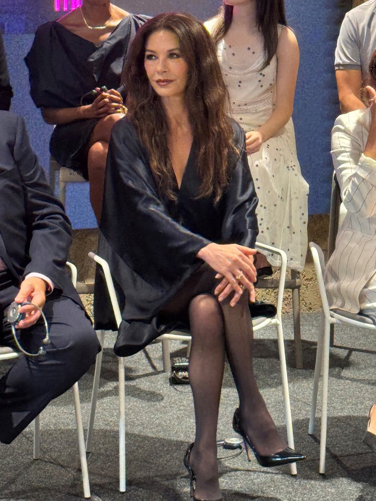 Catherine Zeta-Jones (57) istaknula noge u kratkoj crnoj haljini