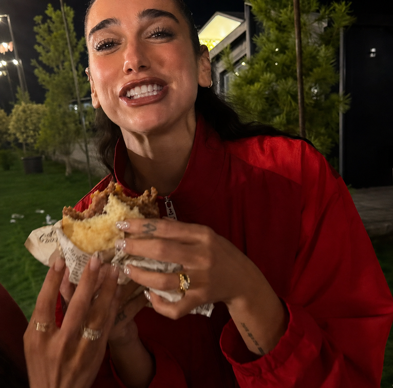 Dua Lipa u pola pet ujutro jela pljeskavicu: "Jebeš avokado tost"