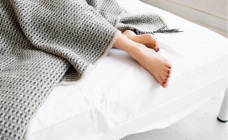 Evo zašto volimo spavati s jednom nogom izvan pokrivača