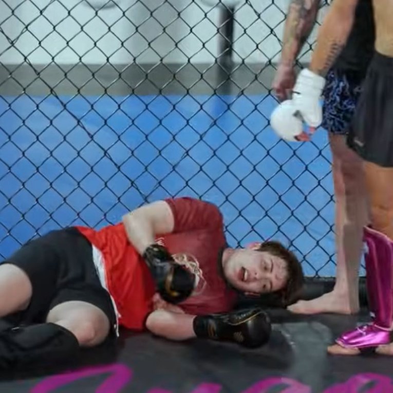 Pogledajte kako je bivši UFC prvak pretukao YouTubera