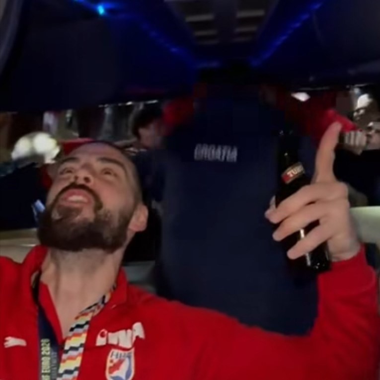 VIDEO Rukometaši u autobusu pjevali Thompsonovu pjesmu: "Kad zapjevam Partija mi sudi"