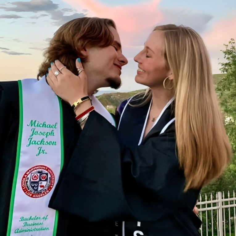 Sin Michaela Jacksona zaručio se s dugogodišnjom djevojkom Molly