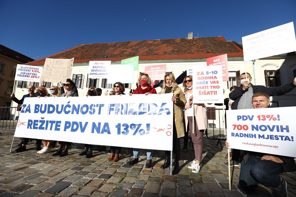 VIDEO Frizeri prosvjedovali na Markovom trgu, Plenkoviću i Mariću donijeli "poklon"