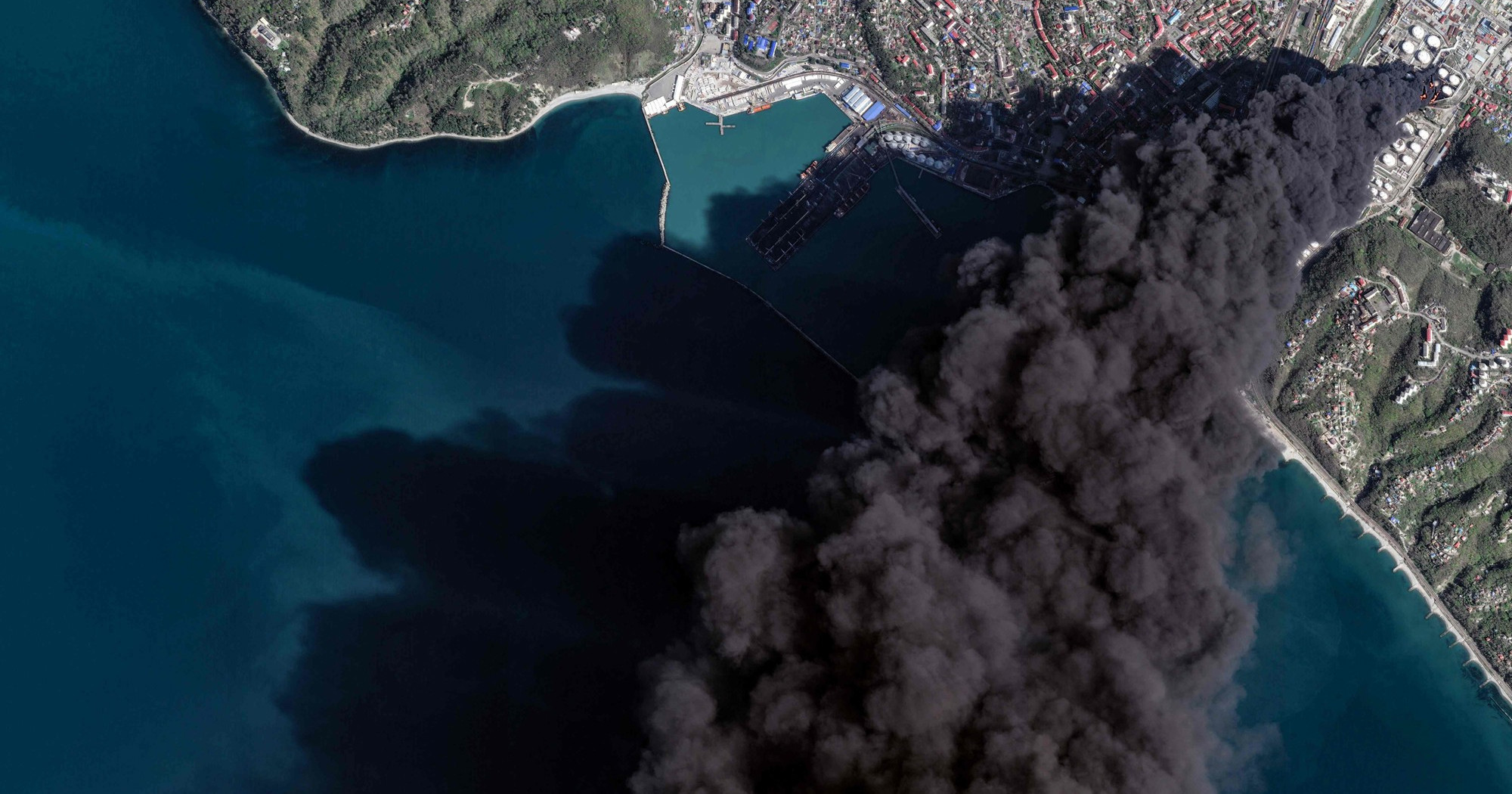 Ukrajinski napad dronovima izazvao požar u ruskoj rafineriji nafte na Crnom moru