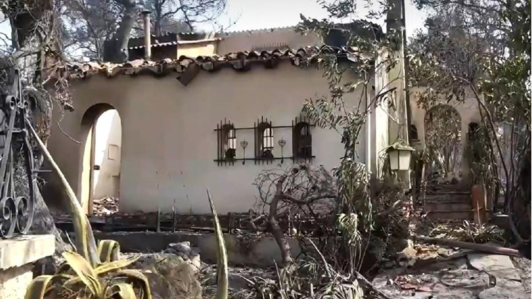VIDEO Požar uništio kuće u okolici Atene