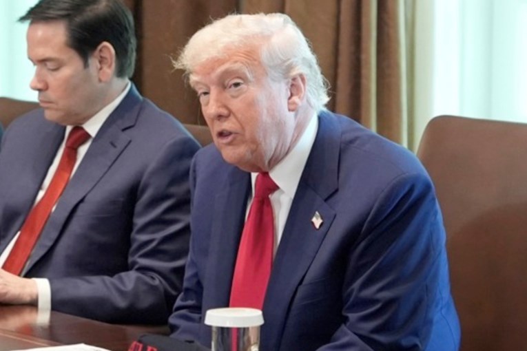 Američka ekonomija u padu prvi put u tri godine. Trump hvali svoje carine