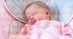 Milijuni izlažu bebe riziku od gušenja i sindroma dojenačke smrti, tvrdi organizacija