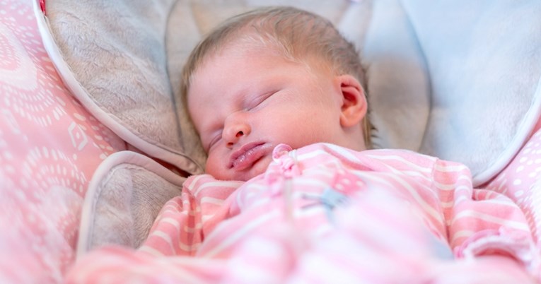 Milijuni izlažu bebe riziku od gušenja i sindroma dojenačke smrti, tvrdi organizacija
