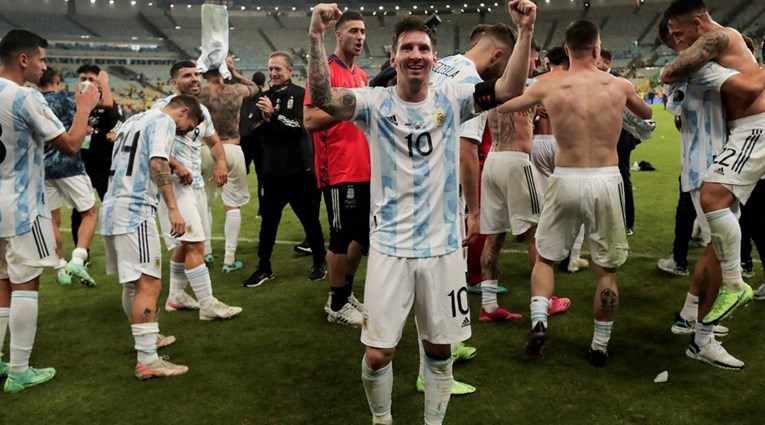 Argentinci započeli pjesmu kojom se rugaju Peleu, pogledajte Messijevu reakciju