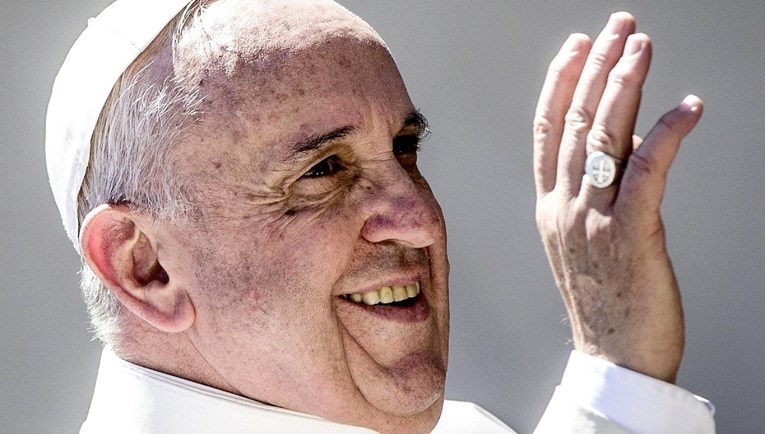 Papa poziva katolike: U korizmi se odreknite trolanja