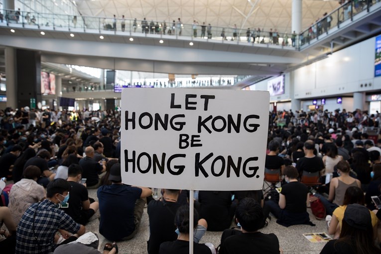 Nastavljaju se prosvjedi u Hong Kongu, tisuće prosvjednika su na aerodromu
