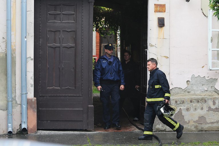 Lift ubio staricu u domu u Osijeku. Prizor je bio stravičan, vatrogasci rezali pod